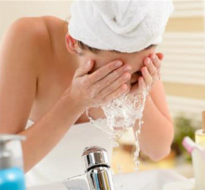 Diferența dintre gelul de curățare și demachiantul facial