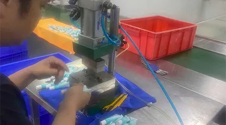 ​PRODUCȚIA DE CREMĂ DE PROTECȚIE SOLARĂ AVANZĂ CU CONTINUARE, ȘI SE FUNȚĂ MUNCĂ METICOLĂ PENTRU A SE ASIGURA CĂ EFICACITATEA PRODUSULUI RĂMÂNE LA FINALIZAREA.